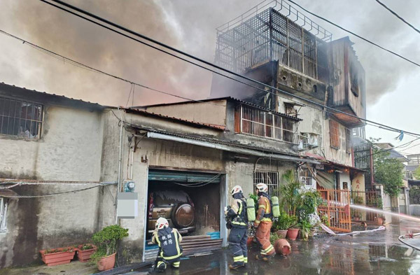 桃園市龍潭區竹龍路火警　大火延燒三樓整幢工廠