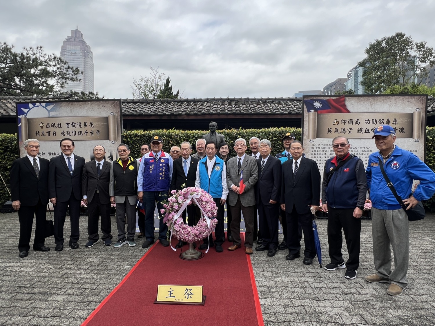 中華民國各軍事院校校友會、軍系各大社團，一同舉辦紀念國父孫中山先生逝世100週年緬懷紀念植樹活動。(記者/司徒 攝)