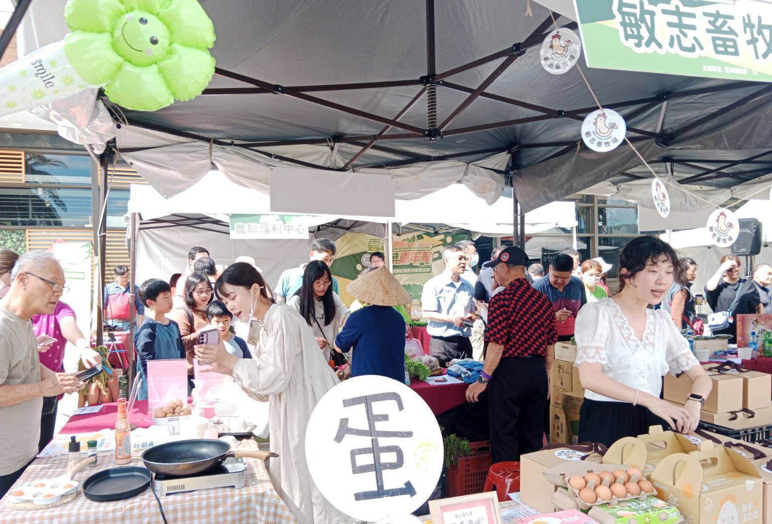 雲林天菜嘉年華歡樂趴在新竹縣關西服務區，造成搶購熱潮爆錶。（圖/記者黃溎芬翻攝）