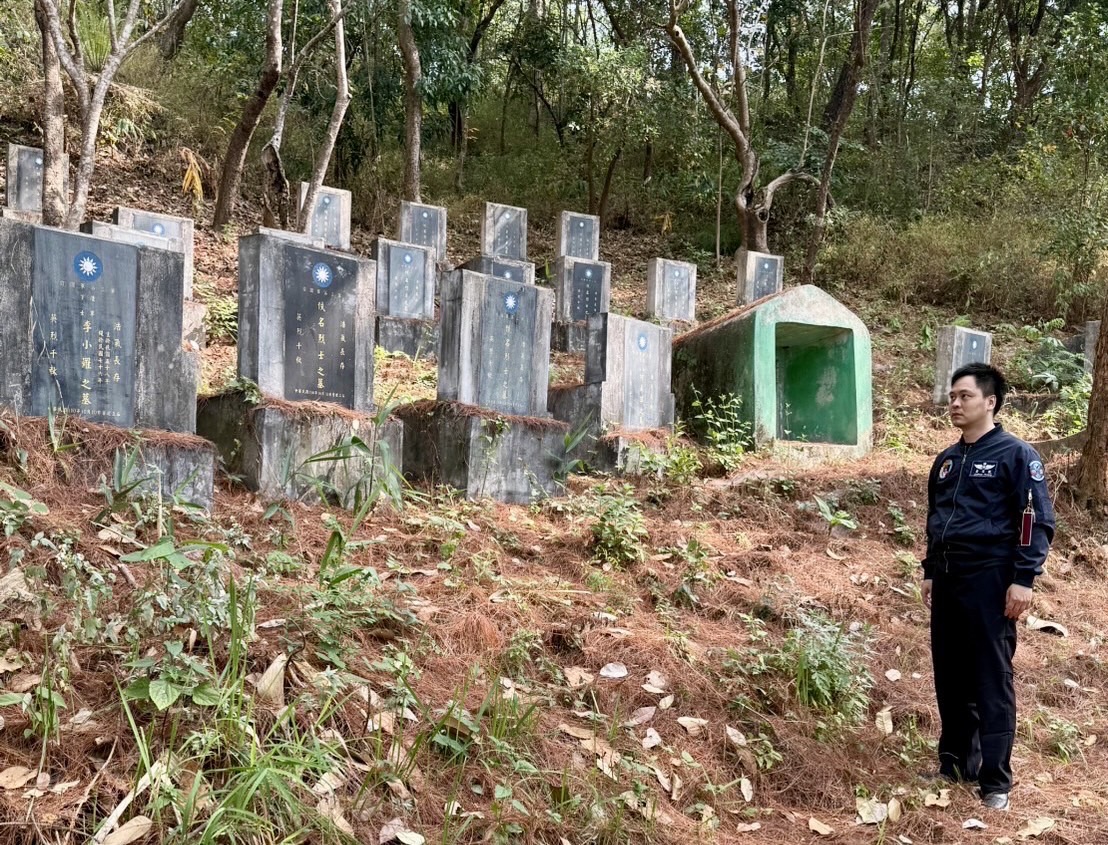 黃信凱前往國防部整修的孤軍墓園，向無名烈士致上敬意。 (圖/黃信凱 提供)