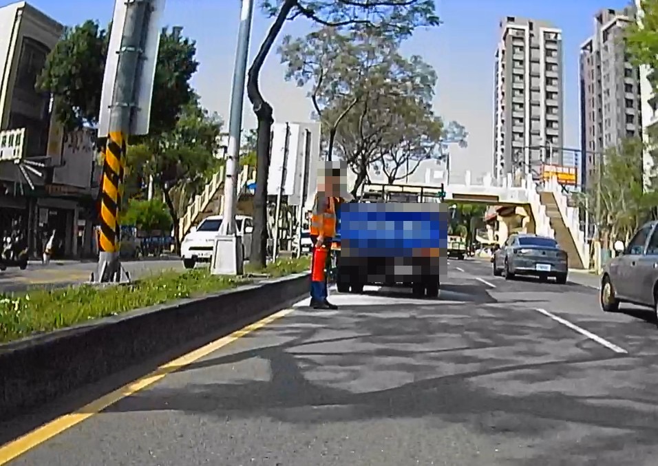 貨車行駛途中底盤起火｜警民合作確保交通安全