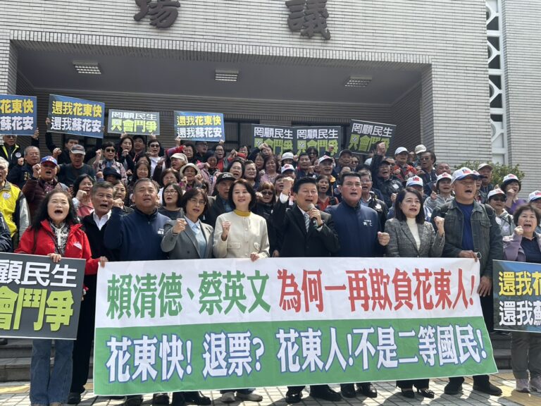 國民黨平地原住民立委黃仁(前右3)上午和國民黨立法院黨團總召傅崐萁(前右4)、立委王鴻薇(前左4)、鄭天財、林倩綺、盧縣一等人共同拉起白布條表達抗議。(記者包克明 攝)