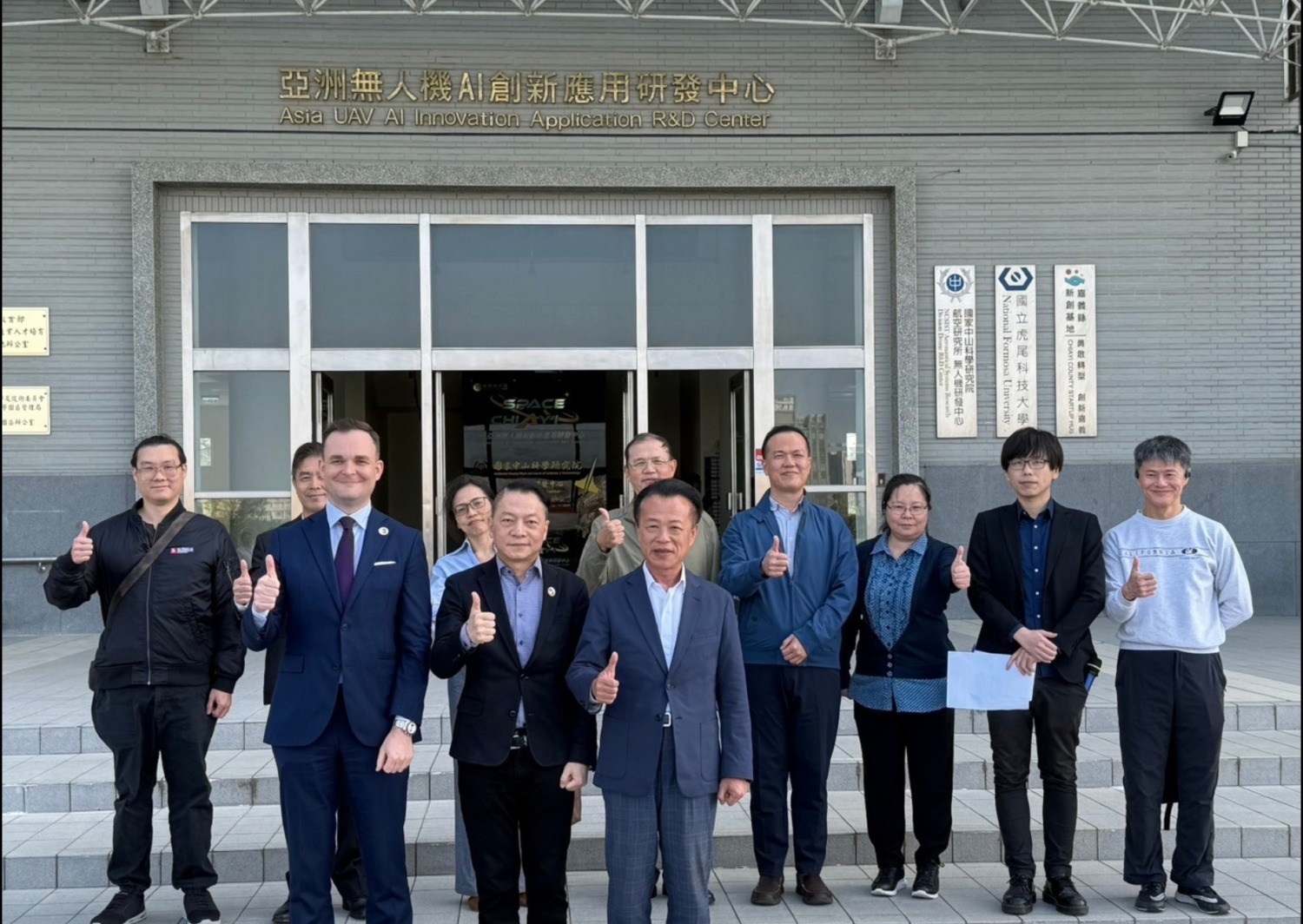 台波商會與嘉義縣長翁章梁（前排右一）合照。（記者 趙靜姸翻攝）