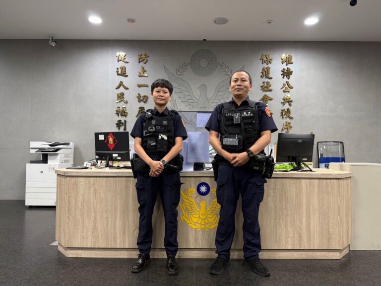 警員警員李昭雄(右)、施伃珊(左)。(圖/記者薛秀蓮翻攝)