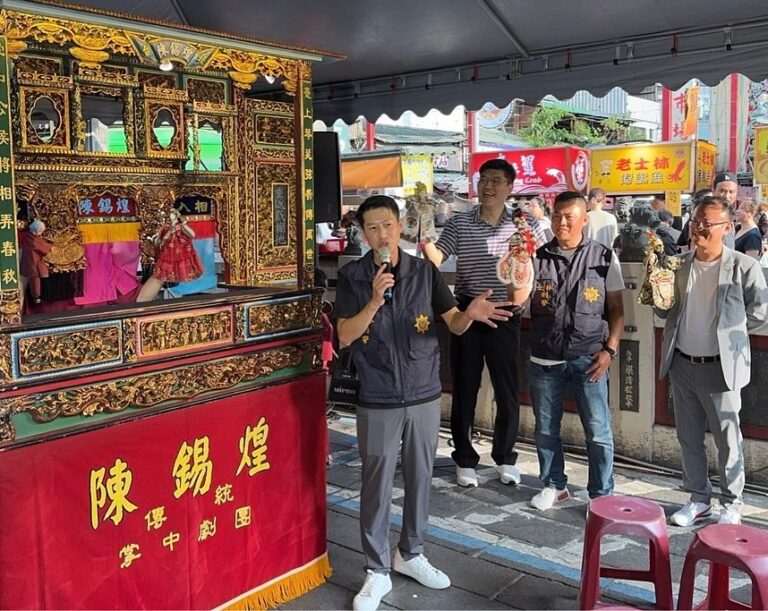 陳錫煌傳統掌中劇團特別演出詐騙情境戲碼,由士林分局偵查隊長陳志峯(左一)與士林分局局長陳瑞基(左二)搭配解說宣導。(許立丕提供)