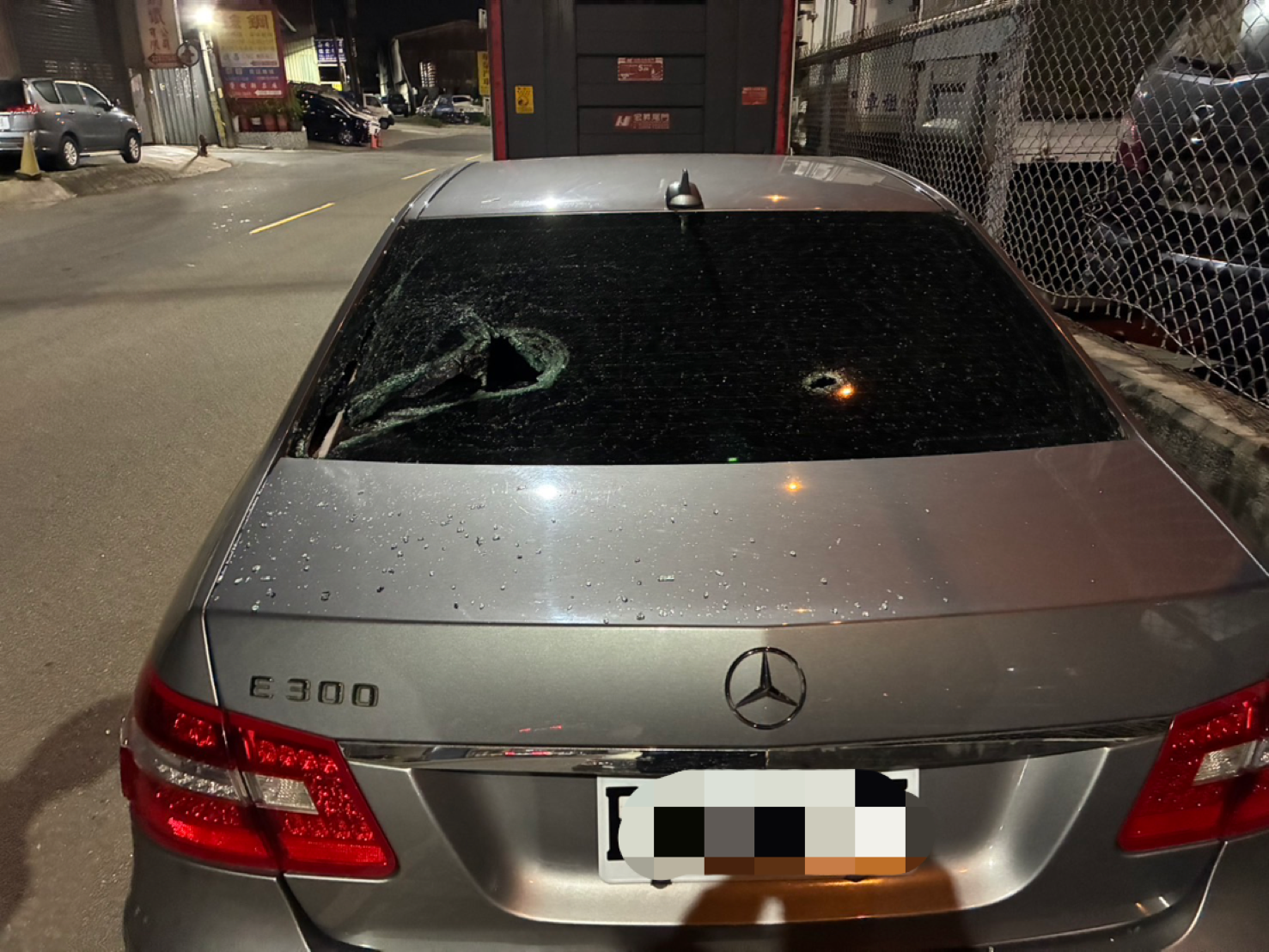 賓士後擋風玻璃遭棒球棍砸碎,亦有一處疑似彈孔。(圖:讀者提供)