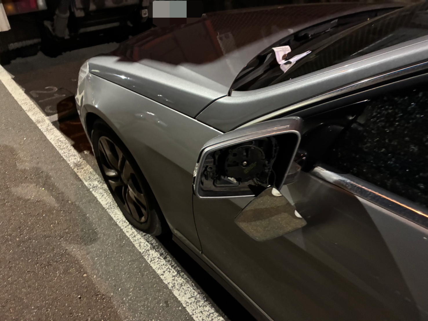 賓士車駕駛方的後照鏡面亦遭敲脫落。(圖:讀者提供)