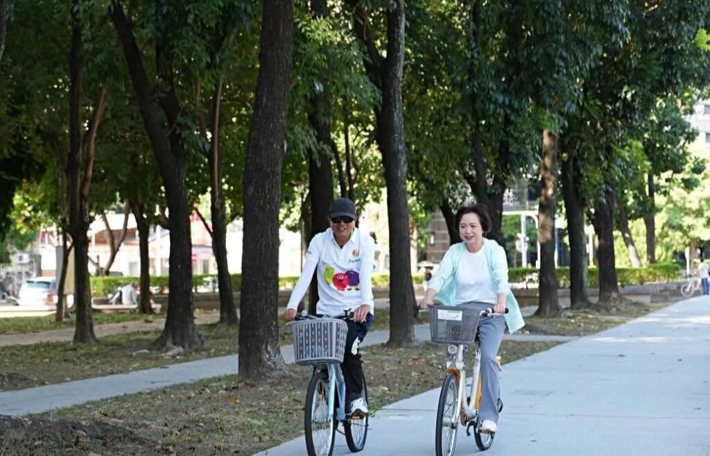 李美麗區長悠遊騎行,南區綠蔭大道展現健康活力風采!(圖/記者蔡尚芸翻攝)