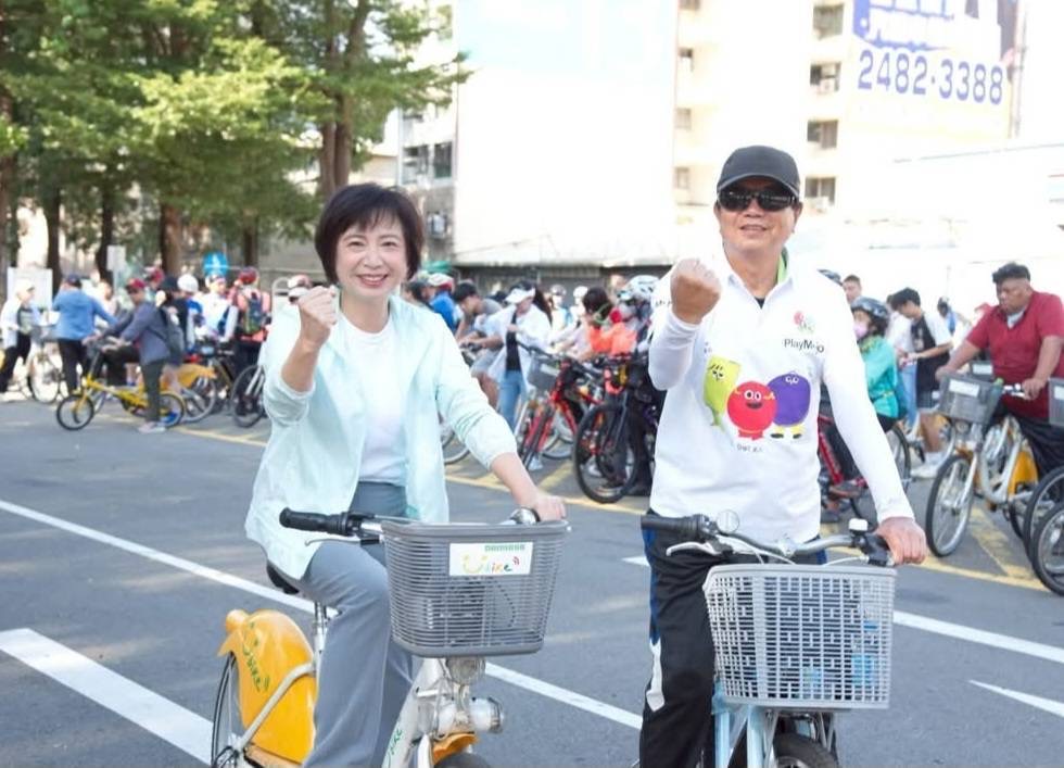 李美麗區長熱情領騎,南區單車樂活行活力滿滿啟程!(圖/記者蔡尚芸翻攝)