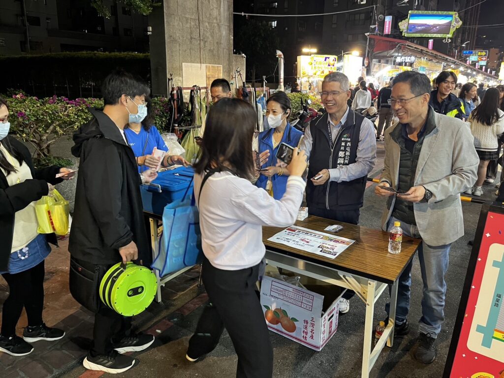 經發局張峯源局長視察物調券發放。(圖/台中市政府經濟發展局提供)