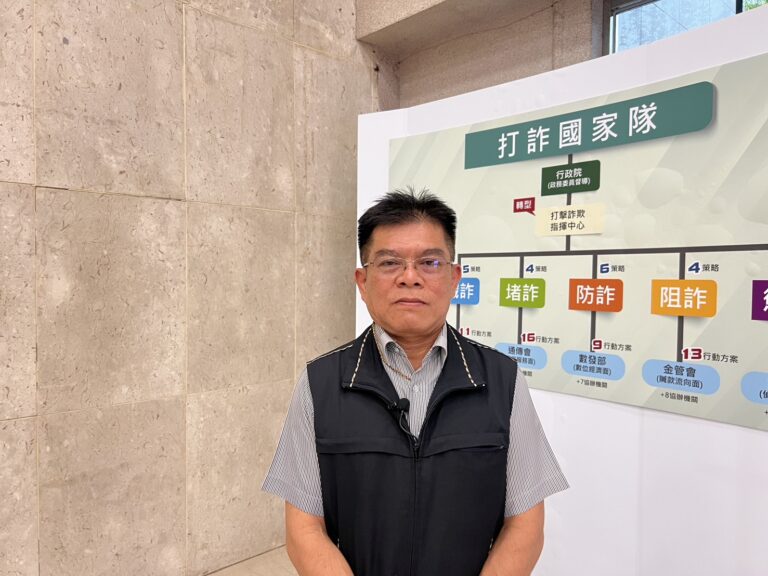 刑事局詐欺犯罪防制中心秘書葉明鐘說明詐騙集團透過小紅書誘導被害人進行詐騙過程。(圖/刑事局)