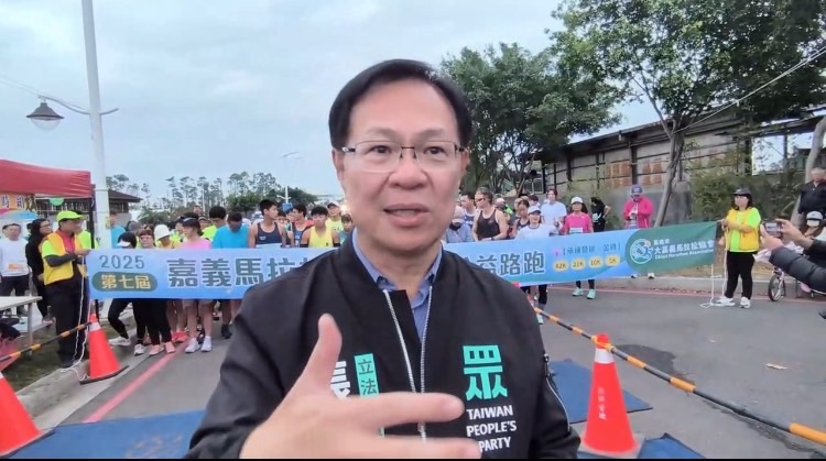 張啓楷今日出席嘉義市一項馬拉松公益路跑活動,在起跑線前受訪。(圖/張啓楷國會辦公室)