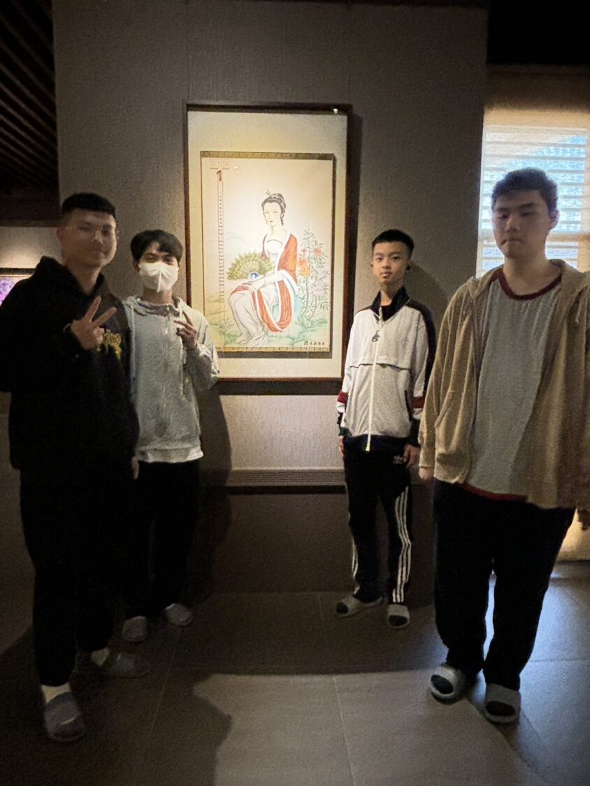 美工科學生與施金輝高中時期專題實作的作品合影。(圖/記者蔡尚芸翻攝)