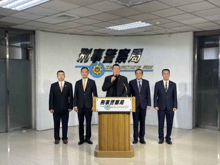 由左至右:刑事局副局長蕭欽杰、局長周幼偉、內政部次長馬士元、副局長林故廷、副局長陳世煌聯合主持詐防記者會。(記者徐煜勝翻攝)