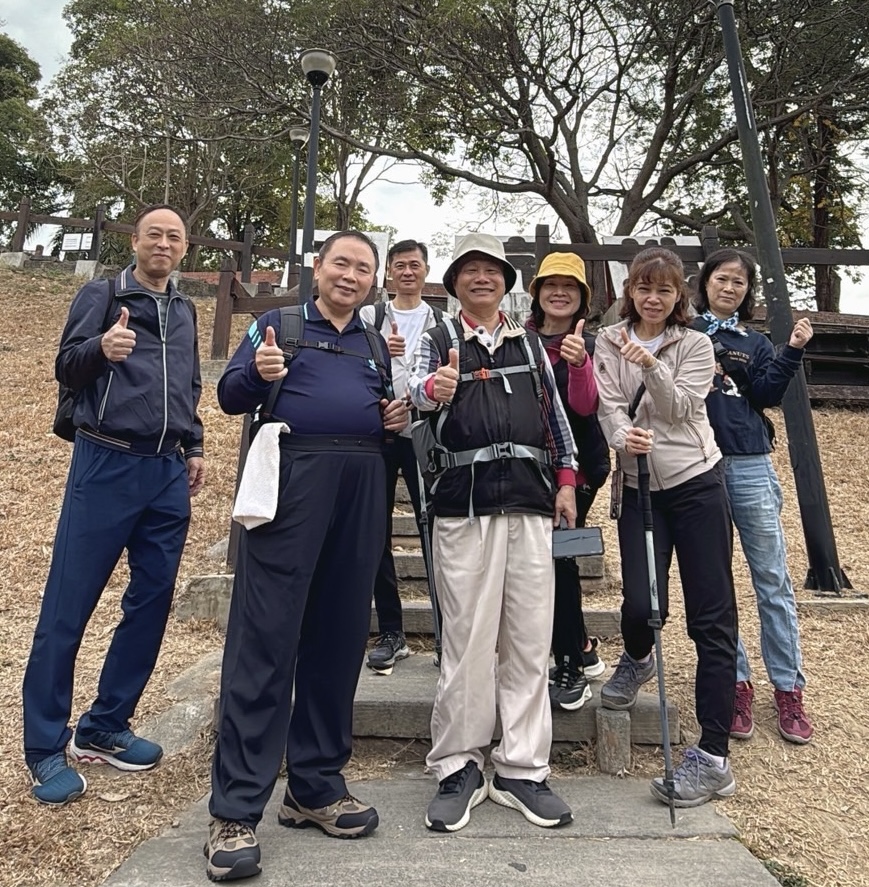 健康保全、登高望遠， 台中市保全公會年度登山活動團體留影。（圖/記者蔡尚芸翻攝）