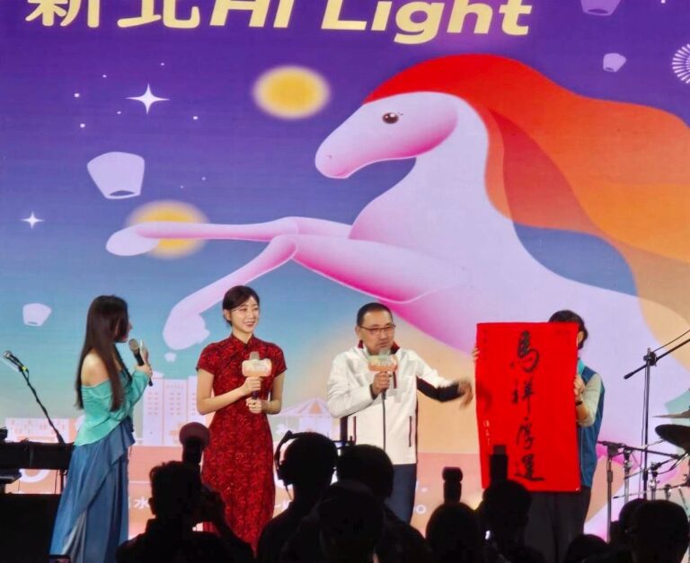2026新北燈會盛大點燈，市長侯友宜主持點燈儀式。（記者李健興翻攝）