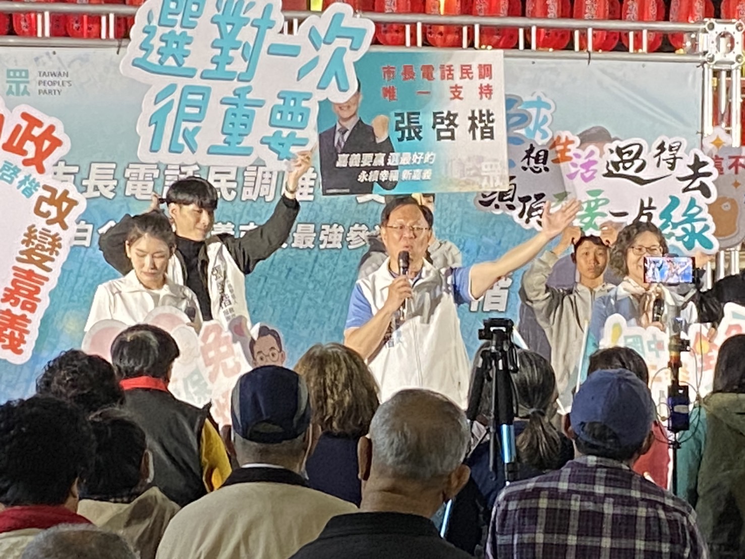 「三夜三廟口」政策開講行動,首場於昨(20)日晚間在嘉義市東區文財殿登場,吸引大批地方民眾與支持者到場聆聽。(圖/民眾黨嘉義黨部)