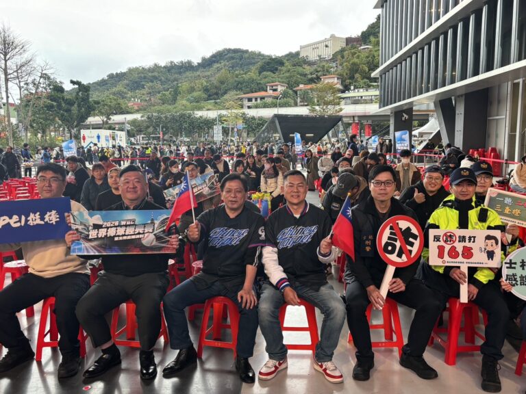 士林警分局長許城銘與在地義信里里長許立丕合作,於WBC台日大戰直播派對現場進行識詐宣導。(士林分局提供)
