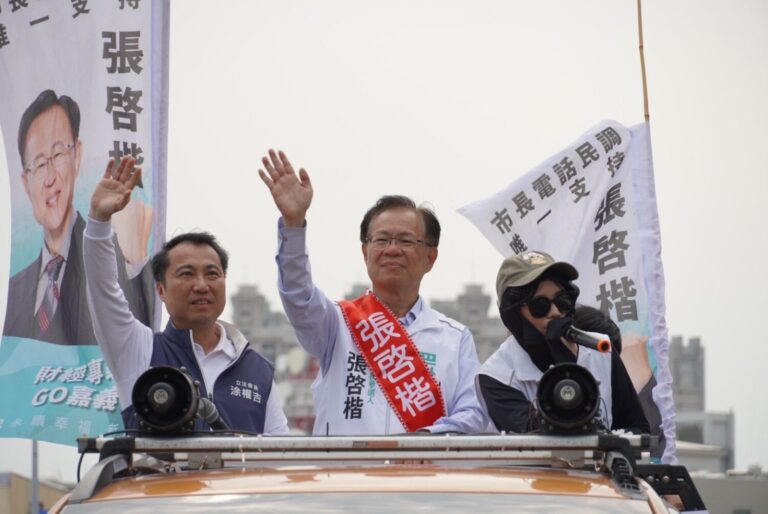 藍白合共推嘉義市長候選人整合民調今日正式登場,民眾黨嘉義市長候選人張啓楷由國民黨立委涂權吉(左)陪同掃街拜票,展現積極企圖心毫不放鬆。(圖/民眾黨嘉義市黨部)