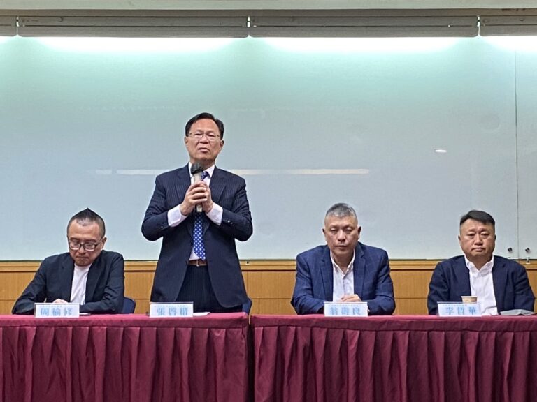 民眾黨嘉義市長參選人張啓楷將代表藍白陣營投入2026年嘉義市長選舉,對決民進黨提名人王美惠。(記者 包克明攝)