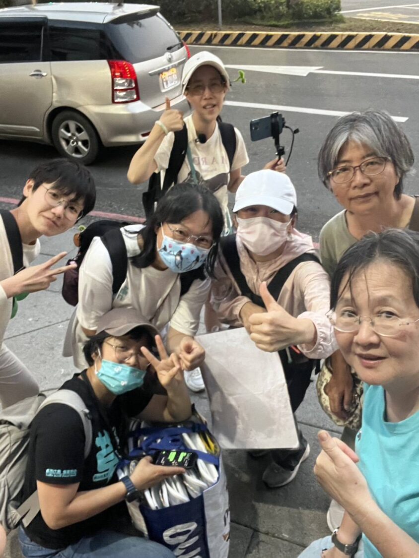 「小草」在柯文哲羈押期間，以及核三延役、反惡霸等公共議題上，也曾在北部、中部地區以舉牌、揹燈箱等方式上街表達訴求。(圖／民眾黨嘉義黨部)