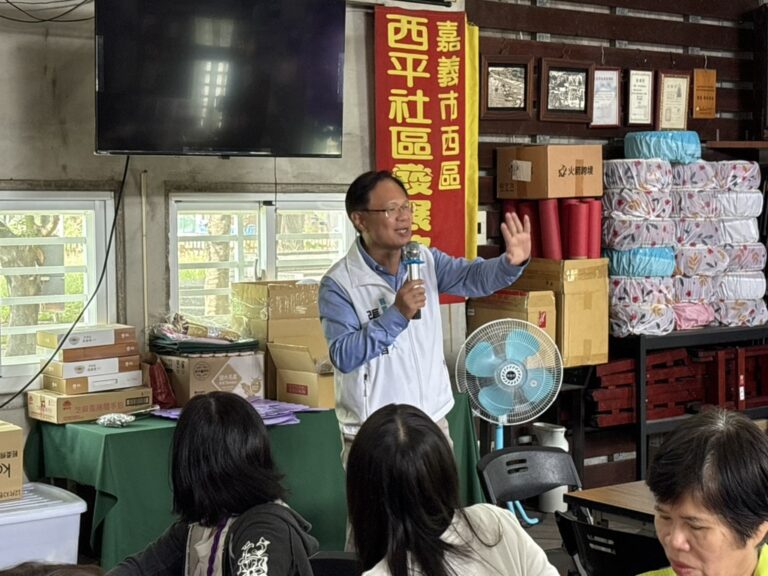 張啓楷應邀參與社區母親節團康活動,與當地里民閒話家常,並傾聽媽媽市民們的心聲。(圖/民眾黨嘉義黨部)