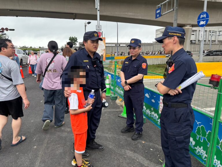 警方發現走失兒童。(圖／記者李健興 翻攝）