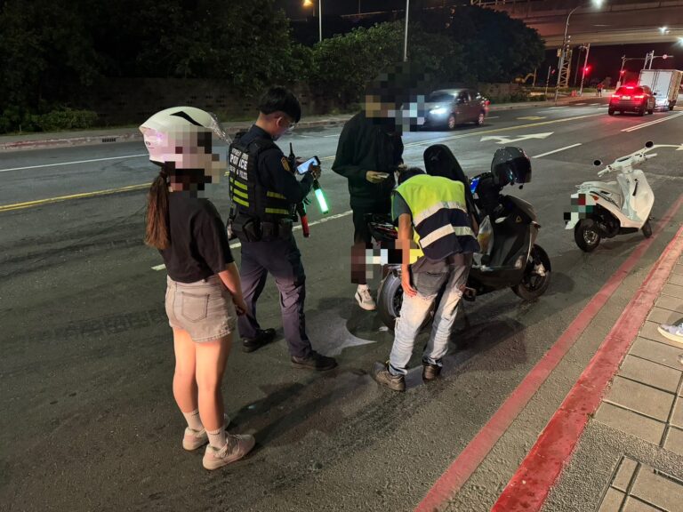 警方加強取締違規改裝車輛。(圖／記者李健興 翻攝）