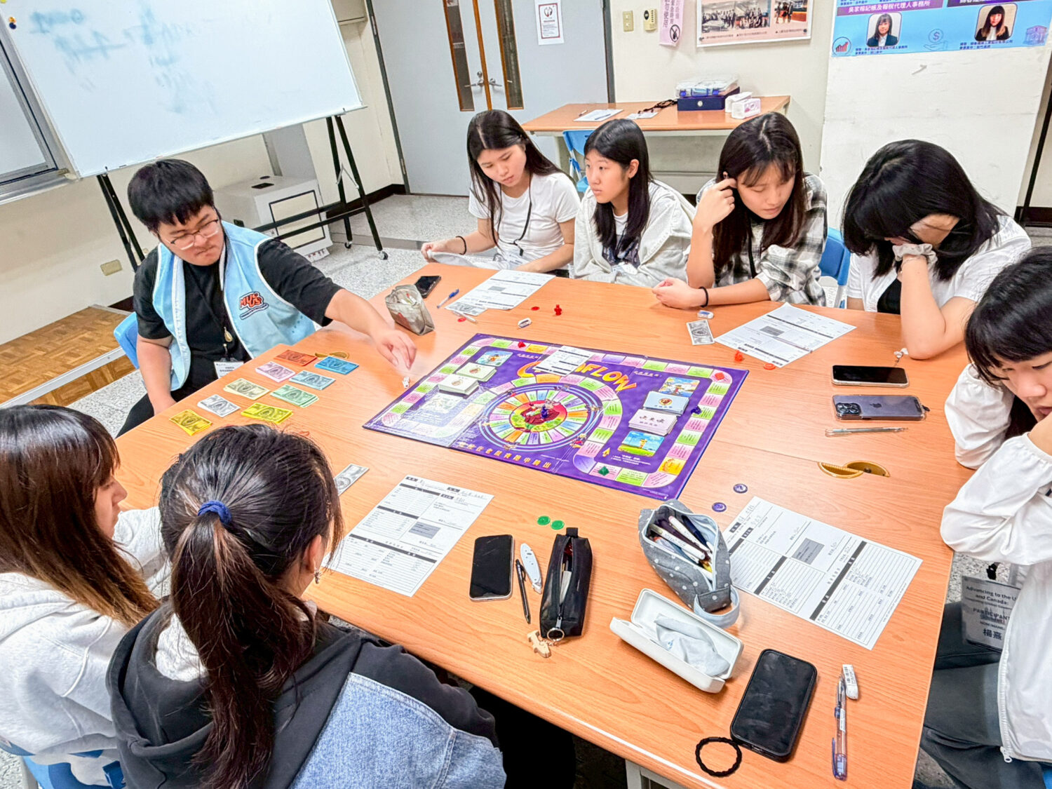 學員透過桌遊模擬學習金融知識與市場運作,將國際金融概念轉化為實務應用能力。(圖/明新科大提供)