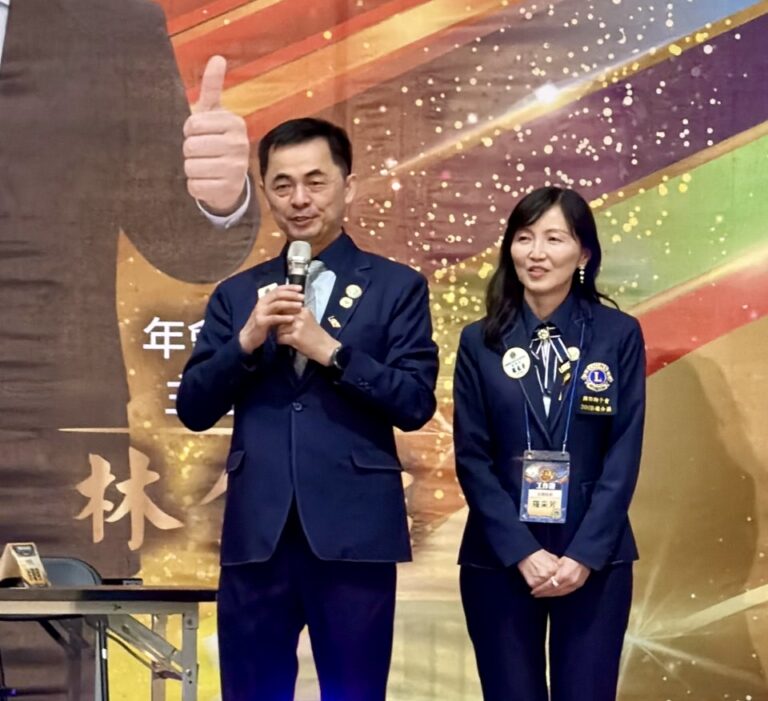 國際獅子會MD300B複合區2025-2026年度年會中，2027-2029年度國際理事當選人邱銘乾上台致詞，感謝全體獅友支持，並喊話未來持續團結服務，讓世界看見台灣。（圖／記者林照東攝）