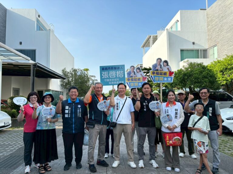 張啓楷啟動家戶拜訪行程，選擇從母校嘉華中學所在的長竹里出發。(圖／記者翻攝)