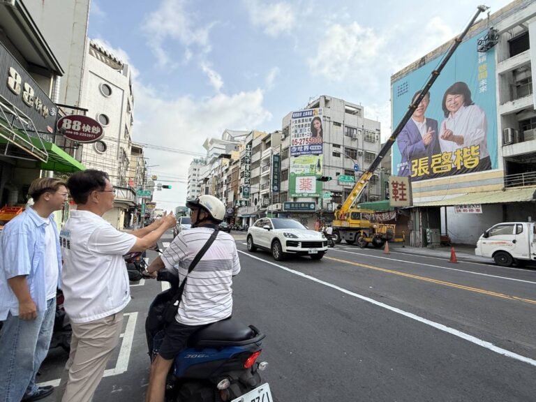 宣示接棒黃敏惠拚市政!張啓楷首面競選看板亮相。(圖/記者翻攝)