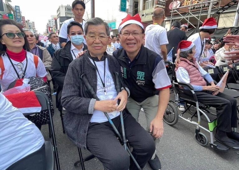 嘉義子弟相挺!前副總統蕭萬長,以政治獻金捐款方式,公開支持同為嘉義子弟、藍白共推的嘉義市長參選人張啓楷。(圖/記者翻攝)