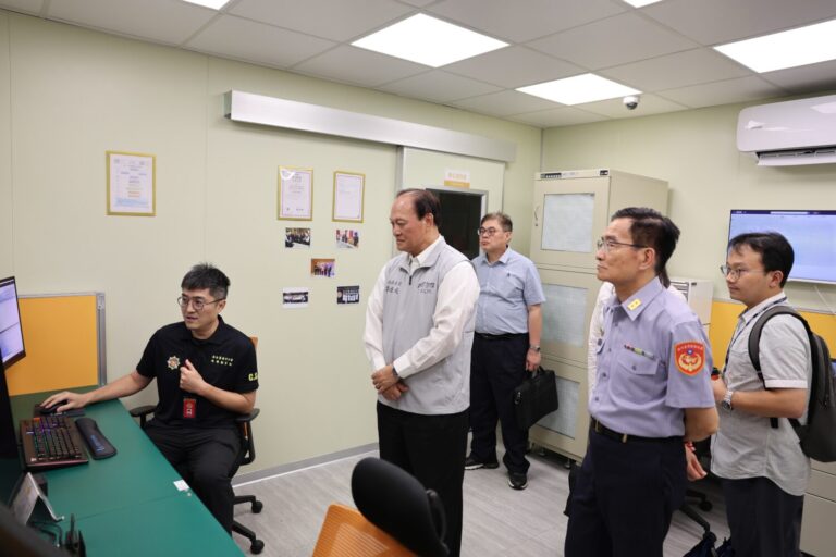 行政院政委季連成(中)前往海巡署視察海上反毒工作情形。(記者徐煜勝翻攝)