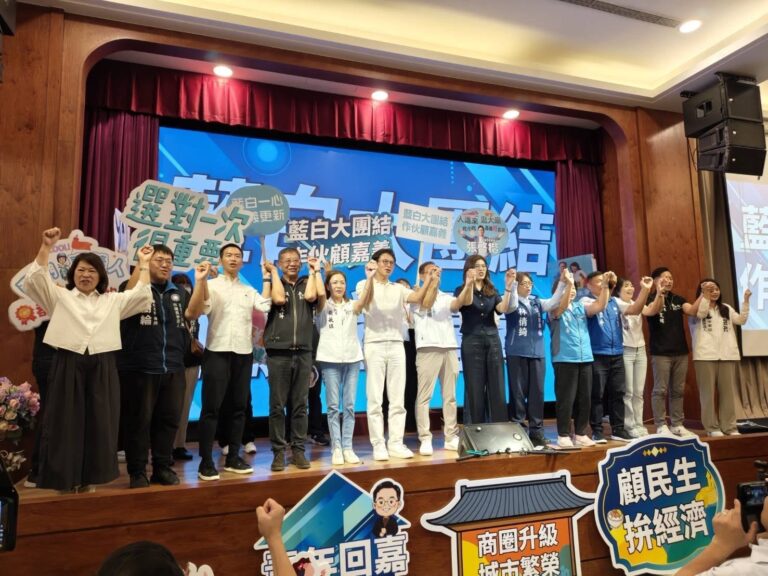 國民黨主席鄭麗文與民眾黨主席黃國昌同台合體,連袂南下嘉義市偕嘉義市長黃敏惠共同為藍白共推的嘉義市長參選人張啓楷站台造勢。(圖/記者翻攝)