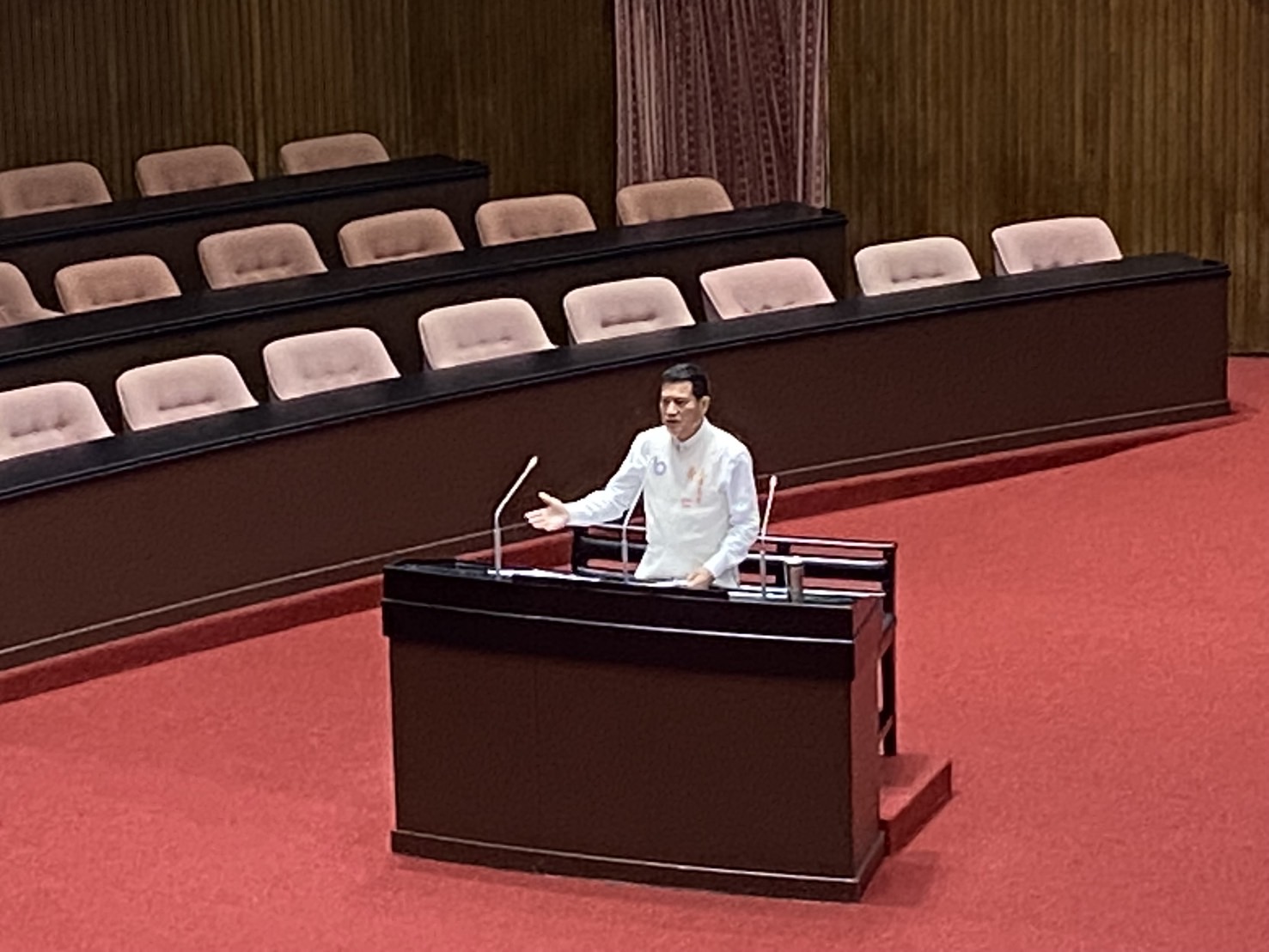 對於台大醫院傳出病患在急診候床長達12天,遲遲無法入住病房,最終不幸身故的憾事,黃仁表達沉痛與遺憾。(圖/資料照片)