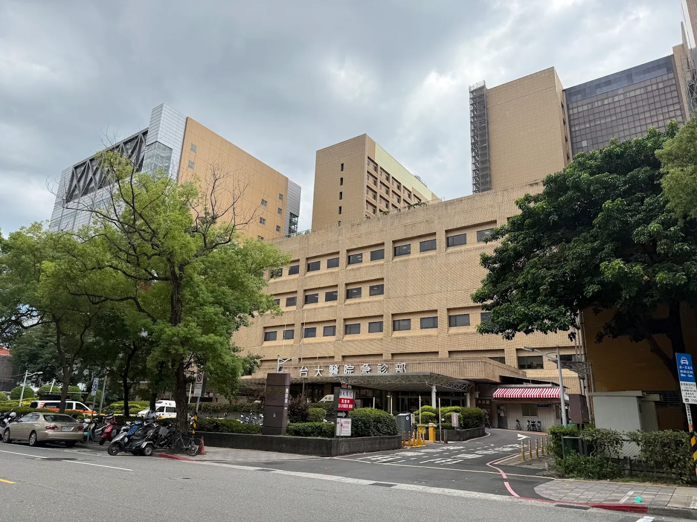 台大醫院傳出病患在急診候床長達12天,遲遲無法入住病房,最終不幸身故。(圖/記者翻攝)