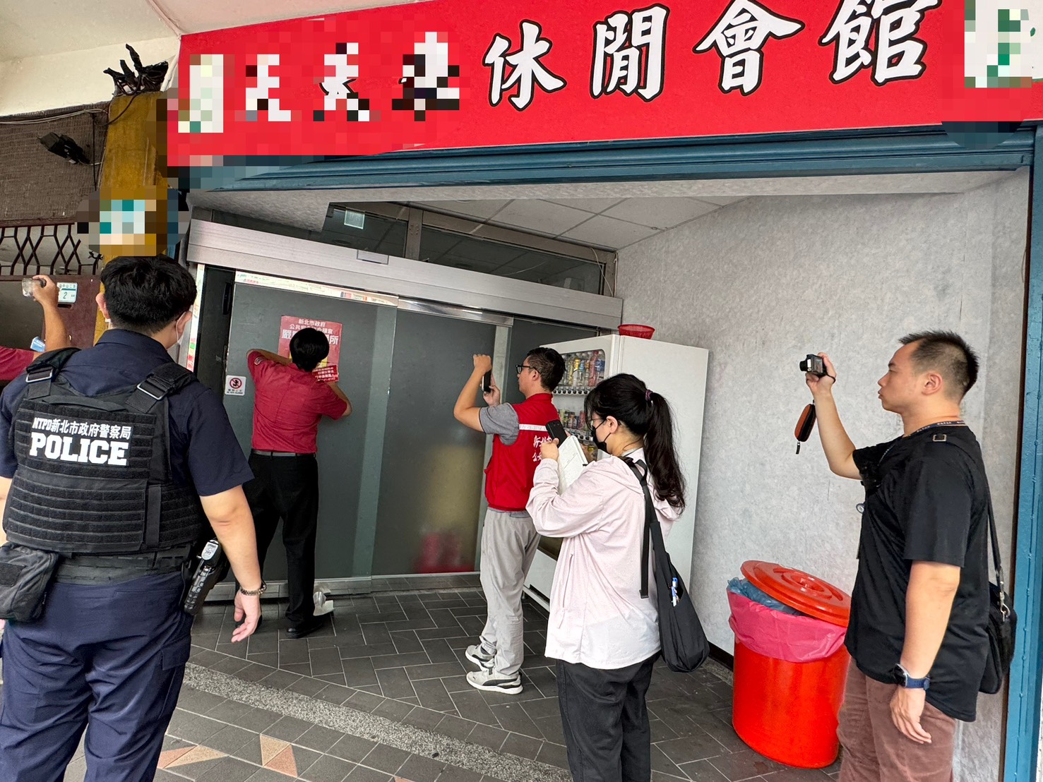 蘆洲警聯合相關局處強制斷水、斷電。(圖/記者李健興 翻攝)
