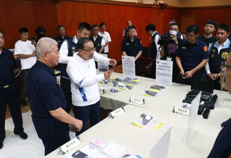 新北市長侯友宜視察新北警掃黑成果。（記者徐煜勝翻攝）