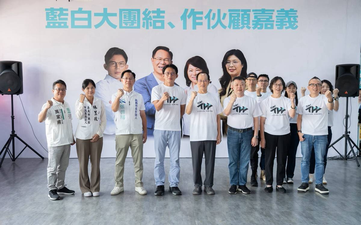 黨主席黃國昌率黨中央一級主管為藍白共推嘉義市長參選人張啓楷助陣。(圖/記者翻攝)