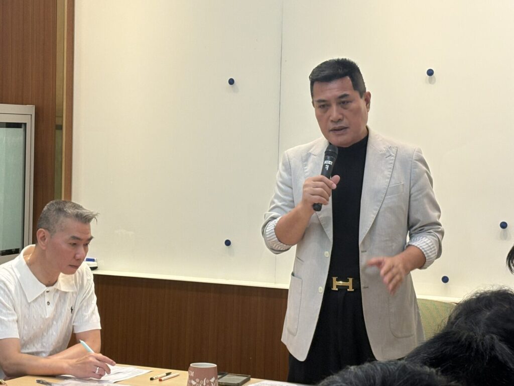 黃仁一年多來在立法院外交及國防委員會持續質詢、協調與爭取，推動「有職榮民至國軍醫院就醫健保部分負擔補助」政策，如今終獲行政院支持。(圖／記者翻攝)