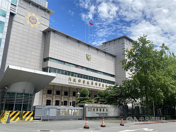陳威達在律師陪同下出面向刑事局投案。(記者徐煜勝翻攝)